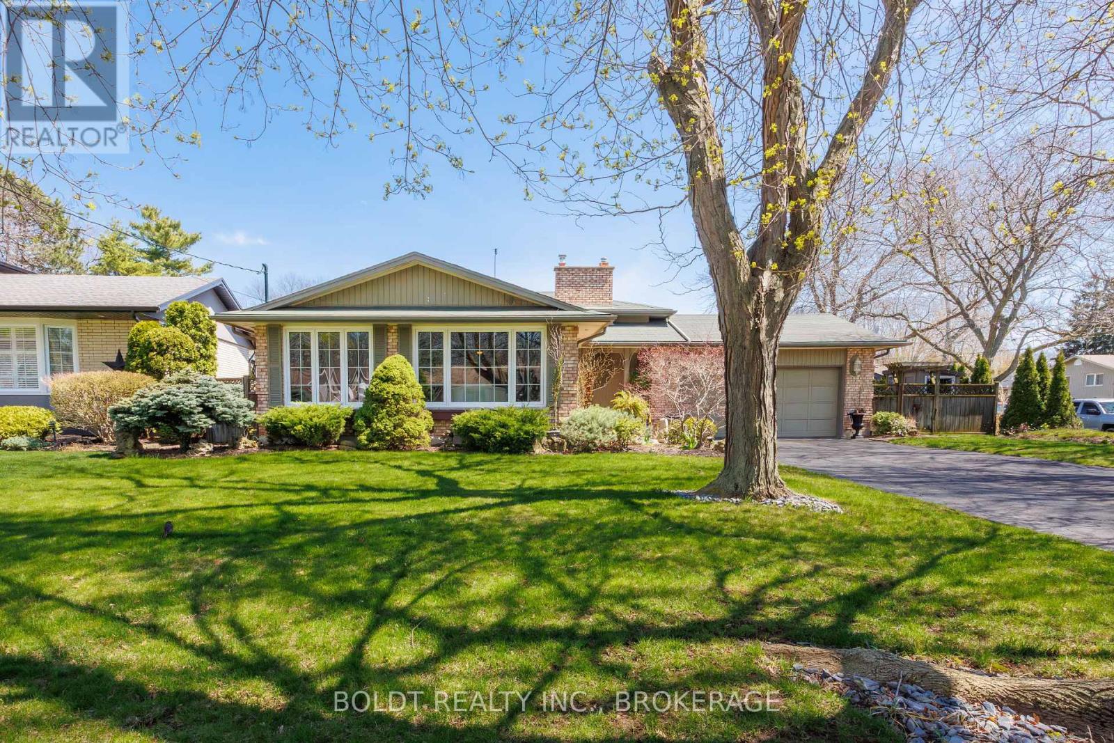 Front exterior photo of 24 Mississauga Road, Niagara Region property listing by Ken Peterkin